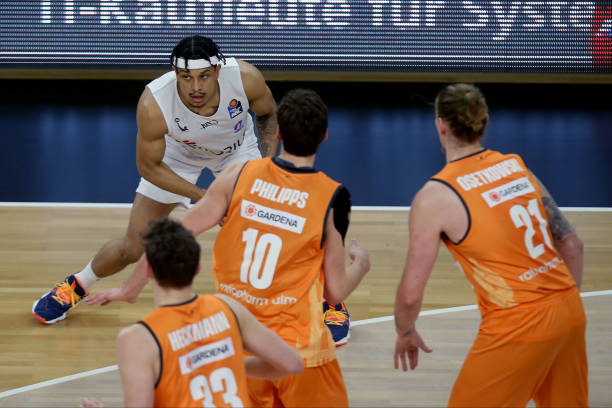 体坛名场面｜全红婵陈芋汐逆天一跳，日本选手直接被吓哭，8倍镜还原现场.